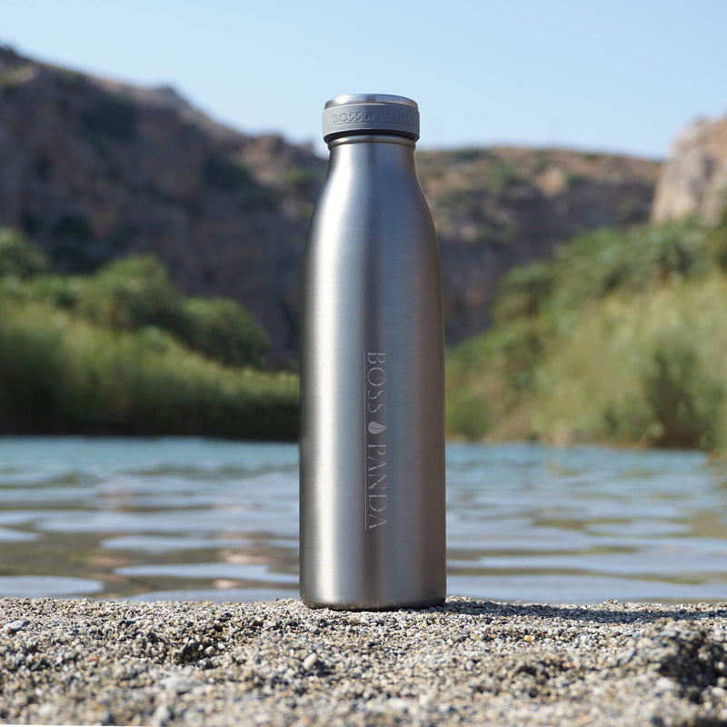 Boss Panda Trinkflasche aus Edelstahl in Grau auf Felsen – nachhaltiger Begleiter in der Natur.
