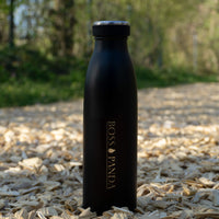 Boss Panda Edelstahlflasche in Schwarz auf Schreibtisch – stilvoll und modern für Sport und Alltag.